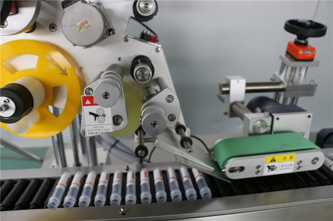 Automatisk horisontell lindning runt sprutans självhäftande etiketteringsmaskin
