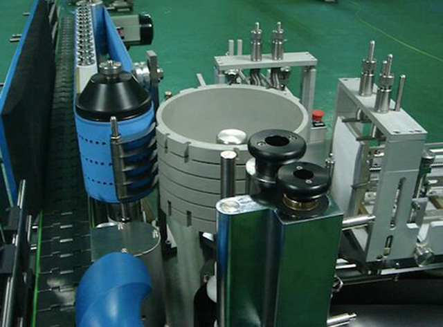 Automatiska linjära runda flaskor kallpasta våtlimsmärkningsmaskin
