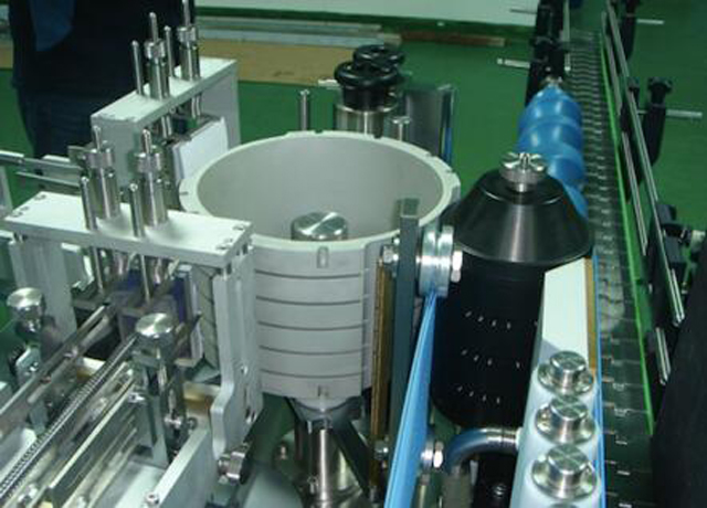 Automatiska linjära runda flaskor kallpasta våtlimsmärkningsmaskin