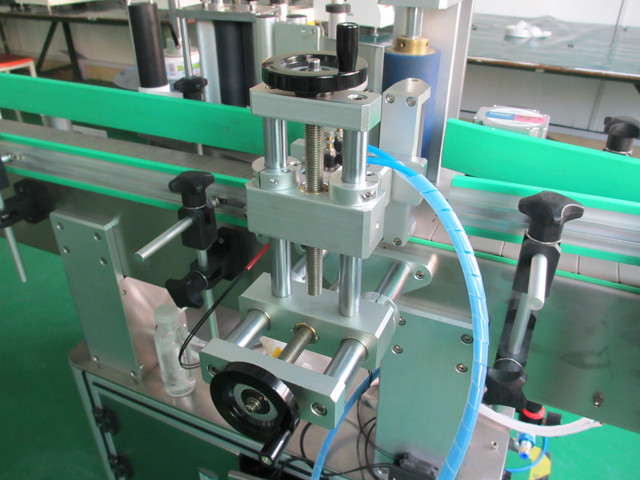 Automatiska vertikala runda metallburkar Etiketteringsutrustning Maskindetaljer